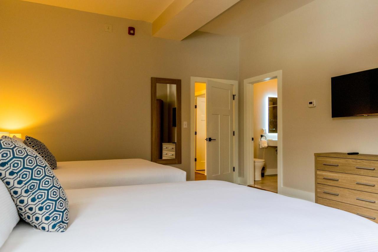Lake Placid Inn: Main Street Екстер'єр фото